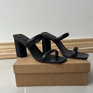 Black Chunky Heeled Sandals with Open Toe and Minimalist Design
